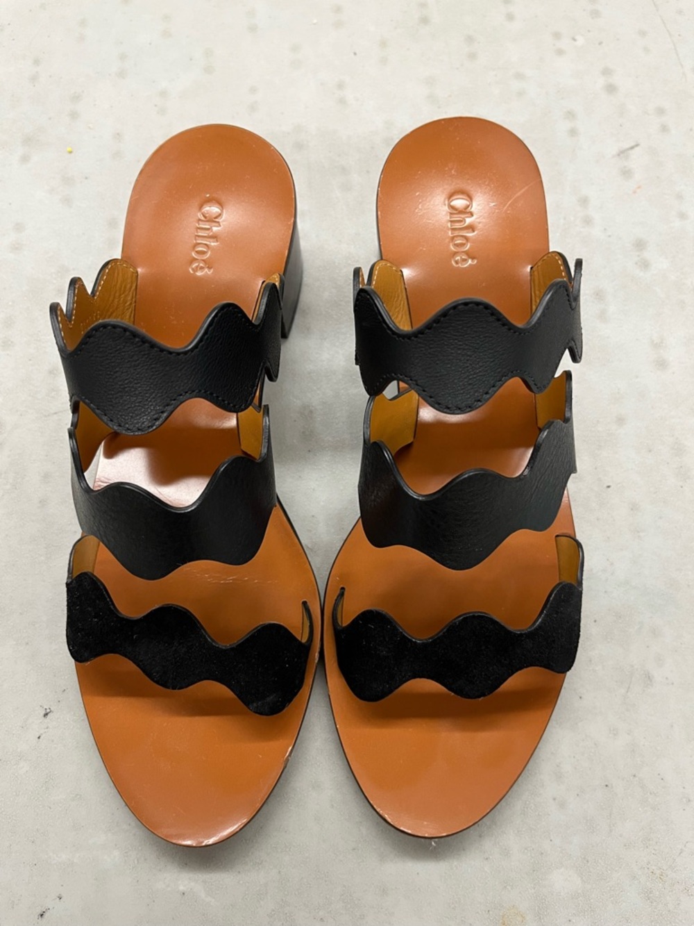 Chloé Lauren scalloped leather block heel slide sandals. 42